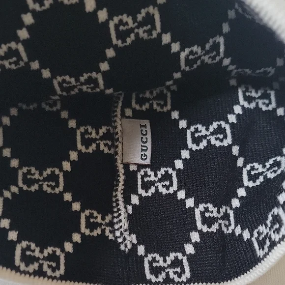Gucci White and Black Beanie with Red and Green Stripe - Picture 3 of 3